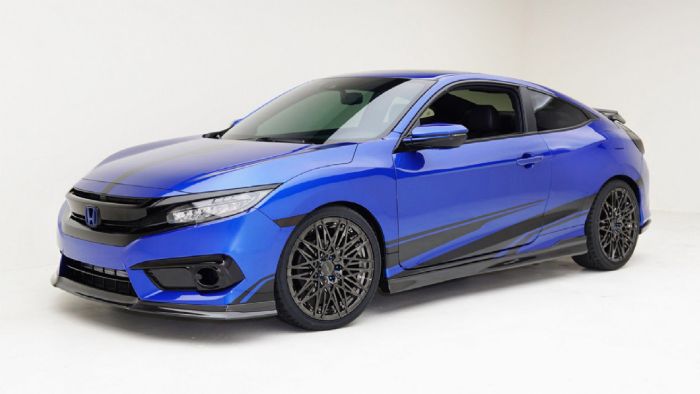 Στο Honda Civic Coupe έχει τοποθετηθεί ένα χειροποίητο carbon bodykit από την Carbon 2 Carbon.